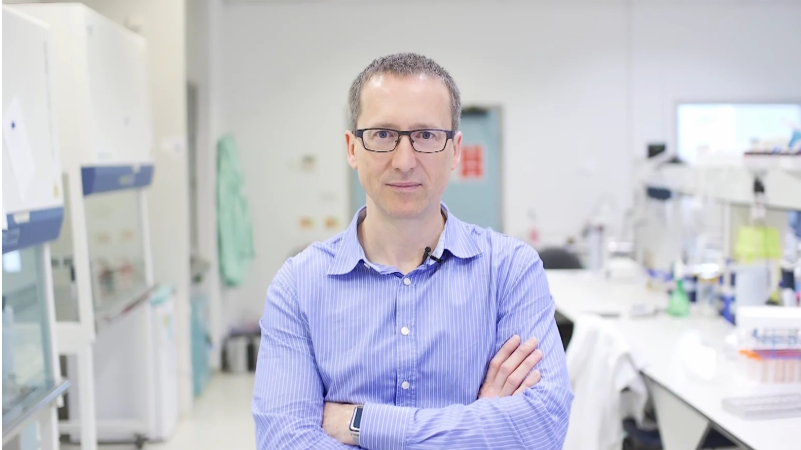 Man with glasses in a laboratory.